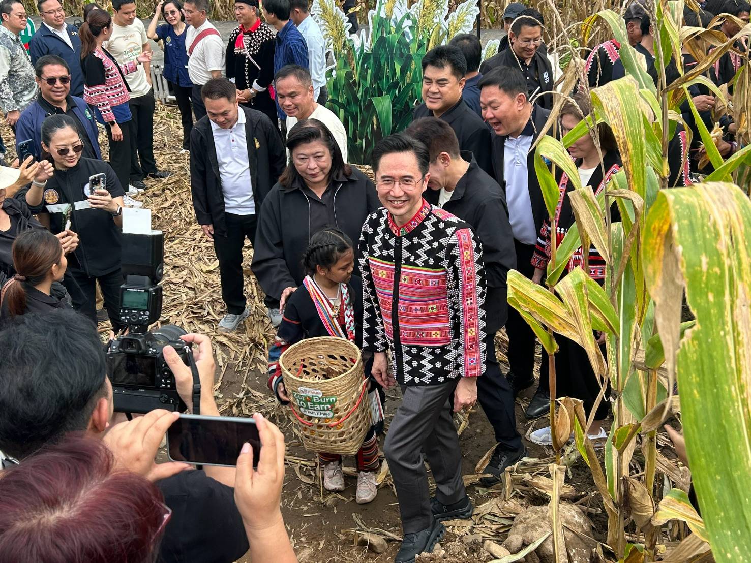 title - ส.ป.ก. ร่วมติดตามรองนายกรัฐมนตรีและรัฐมนตรีว่าการกระทรวงอุดมศึกษา วิทยาศาสตร์ วิจัยและนวัตกรรม (ศ.ดร.ยศชนัน วงศ์สวัสดิ์) พร้อมด้วยรัฐมนตรีช่วยว่าการกระทรวงเกษตรและสหกรณ์ (นางสาวปิยะรัฐชย์ ติยะไพรัช) ลงพื้นที่ ตรวจราชการใน อำเภอแม่จัน จังหวัดเชียงราย